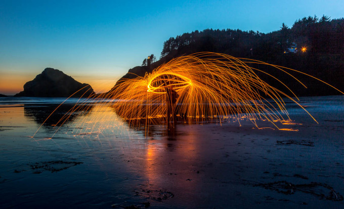 海滩火焰旋转-感光100，f/11，2.5秒